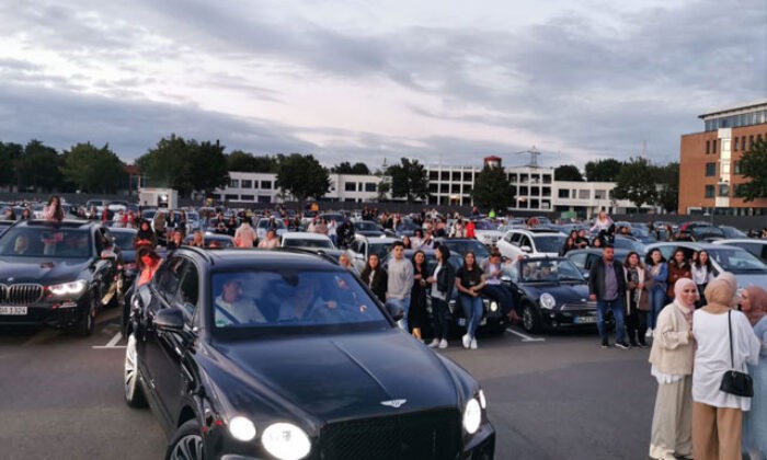 500 avtomobil konserti izləmək üçün toplandı - FOTOLAR